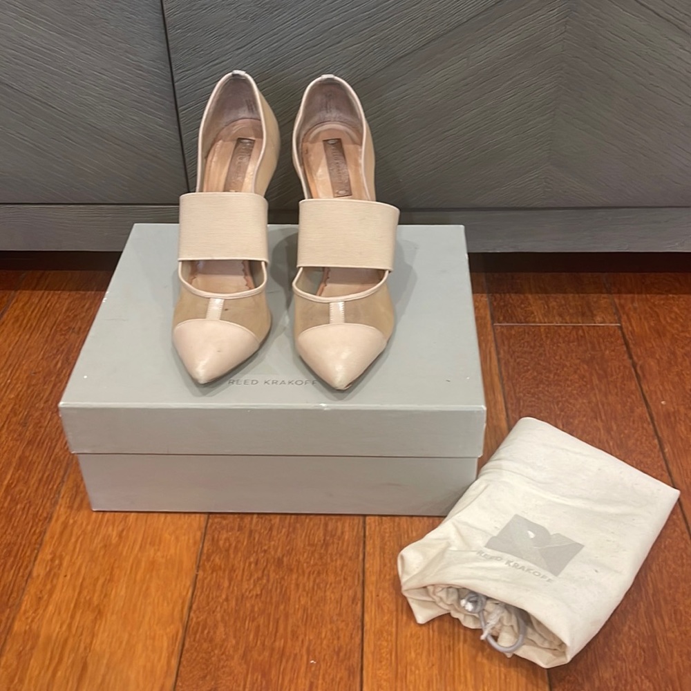Nude pumps